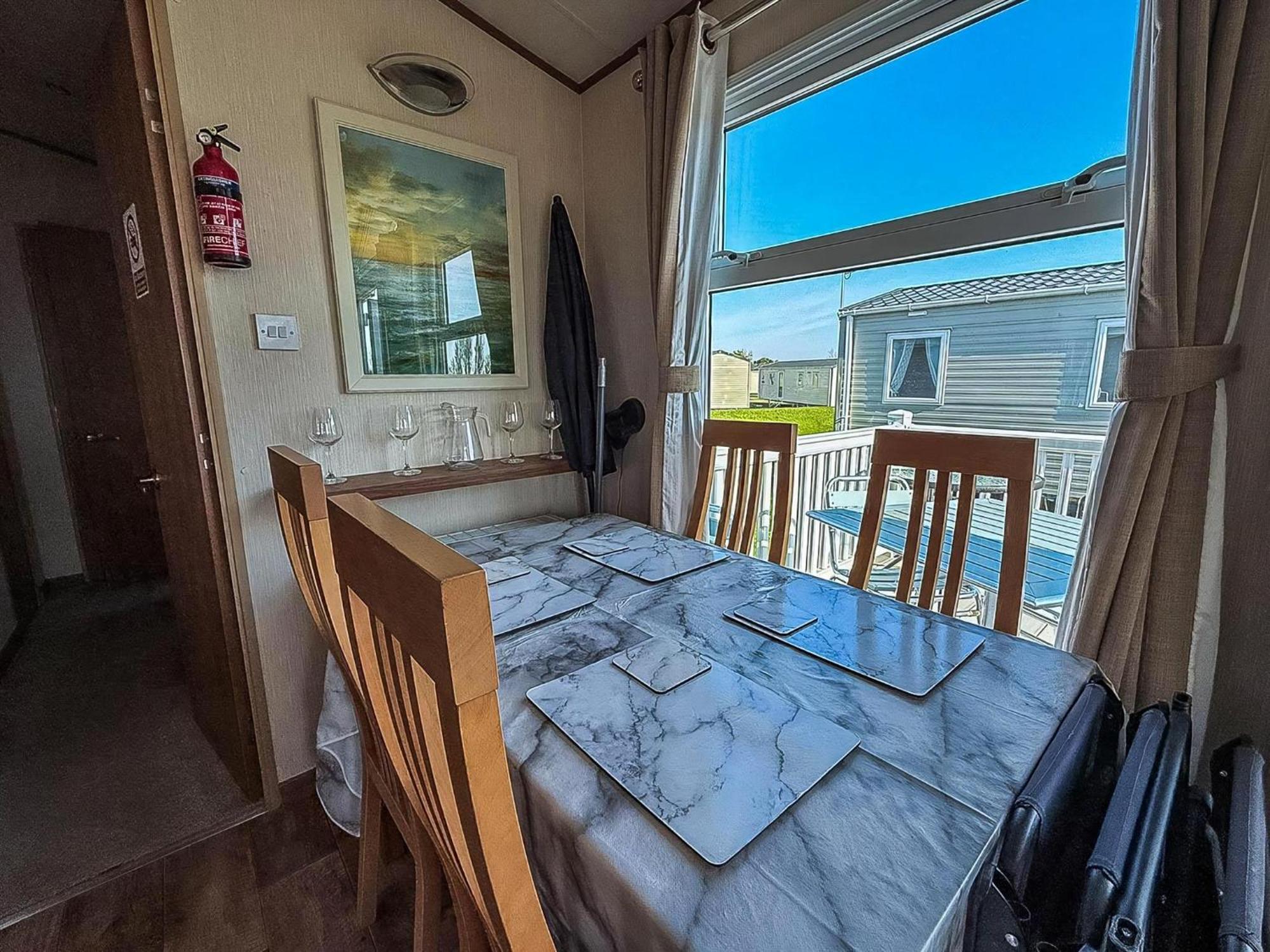 Stunning 6 Berth Caravan With Decking At Southview Holiday Park Ref 33175V Skegness Exterior foto