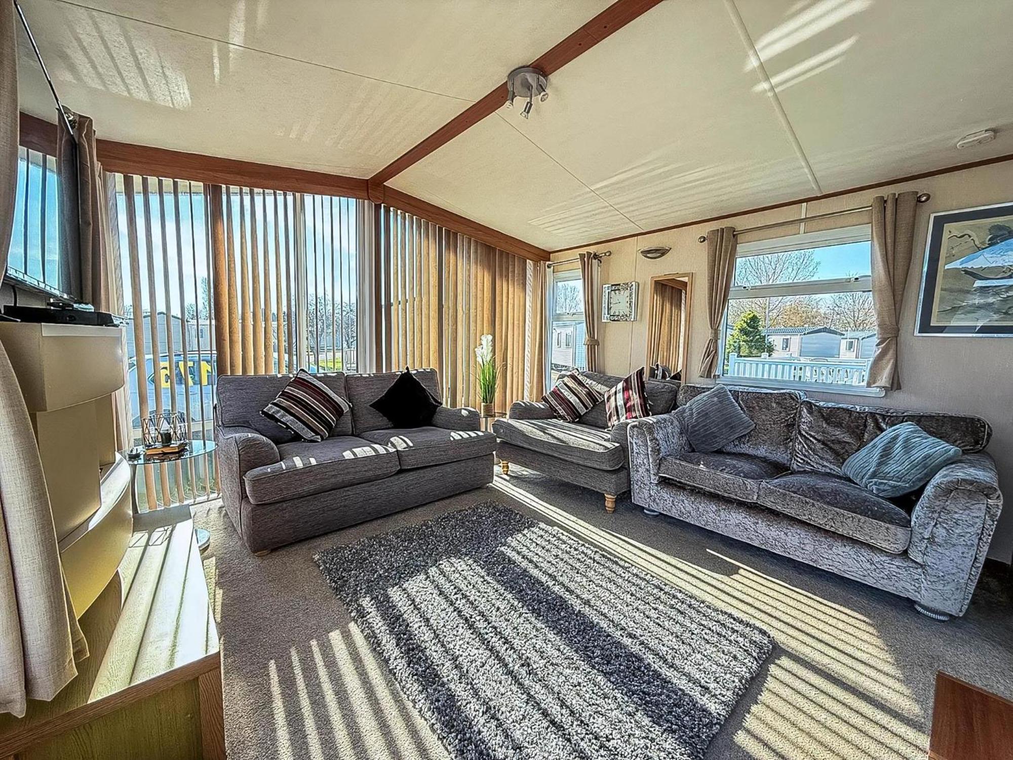 Stunning 6 Berth Caravan With Decking At Southview Holiday Park Ref 33175V Skegness Exterior foto